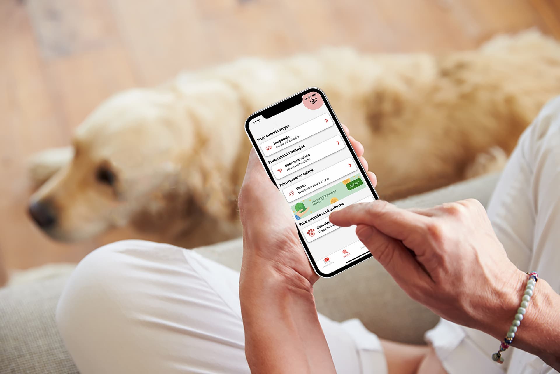 Mujer jugando con un cachorro